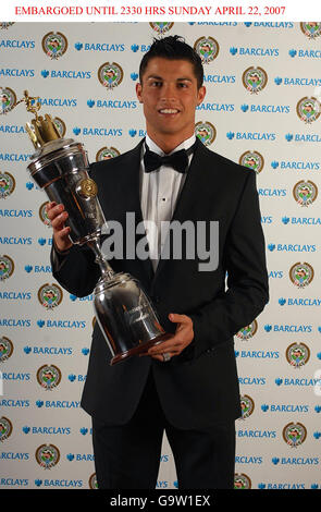 Cristiano Ronaldo von Manchester United mit seinem PFA Player of the Year Award im Grosvenor House Hotel, London. Stockfoto