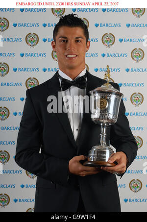 Cristiano Ronaldo von Manchester United mit seinem PFA Young Player of the Year Award im Grosvenor House Hotel, London. Stockfoto