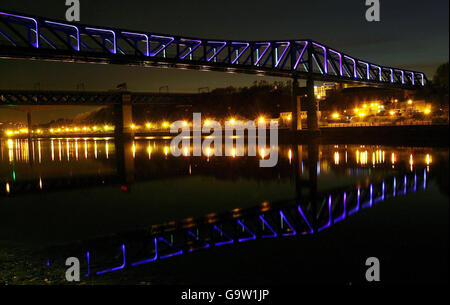 Auf der Metro Bridge über den Fluss Tyne in Newcastle wird eine neue Art-Light-Show vorgestellt. Stockfoto