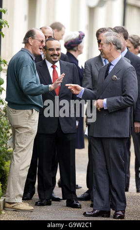 Der Kronprinz von Bahrain (rote Krawatte) begleitet den Prinzen von Wales, während sie den lokalen ehemaligen Kommandanten Bill Kay-Smith bei ihrem Besuch in Poundbury, Dorset, treffen. Stockfoto