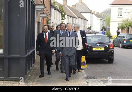 Der Kronprinz von Bahrain (rote Krawatte) begleitet den Prinzen von Wales bei ihrem Besuch in Poundbury, Dorset. Stockfoto