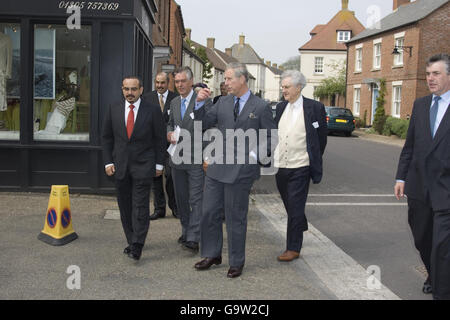 Der Kronprinz von Bahrain (rote Krawatte) begleitet den Prinzen von Wales bei ihrem Besuch in Poundbury, Dorset. Stockfoto