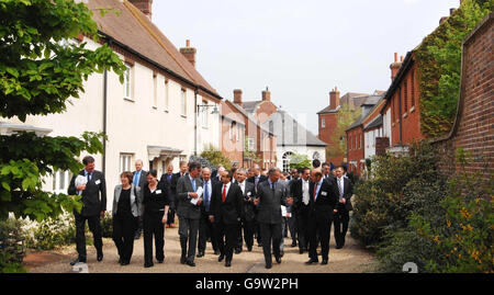 Prinz von Wales mit ausländischen Besuchern und anderen während einer Tour durch Poundbury, Dorset. Stockfoto