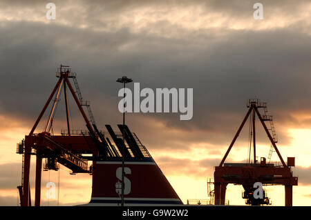 Krane in Birkenhead Docks Stockfoto