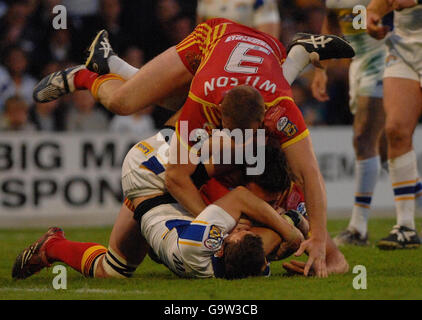Leeds Rhinos Danny McGuire unter einer Herausforderung von John Wilson aus Katalonien während des Engage Super League-Spiels in Headingley, Leeds. Stockfoto