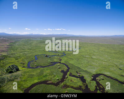 Illinois Fluß schlängelt sich durch Arapaho National Wildlife Refuge, North Park in der Nähe von Walden, Colorado, Frühsommer Luftbild Stockfoto