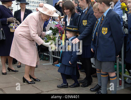 Die britische Königin Elizabeth II. Wird mit Blumen überreicht, als sie heute nach dem traditionellen Royal Maundy Service einen Spaziergang von der Kathedrale von Manchester aus beginnt. Stockfoto