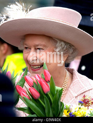 Die britische Königin Elizabeth II. Hält Blumen während eines Spaziergehens vor der Kathedrale von Manchester heute im Anschluss an den traditionellen Royal Maundy Service. Stockfoto