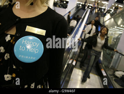 Blick auf einen Verkäuferin und Einkäufer im neuen Primark Flagship-Store in der Londoner Oxford Street. Stockfoto