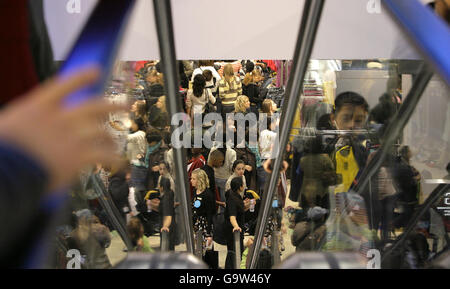 Blick auf die Menschenmenge im neuen Primark Flagship Store in der Londoner Oxford Street. Stockfoto