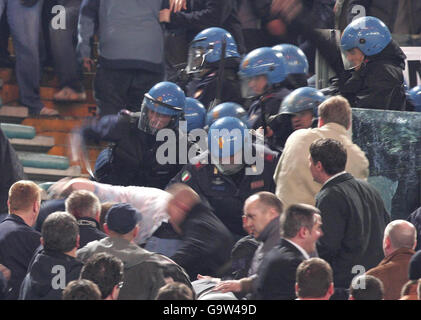 Die italienische Polizei trifft auf die Fans von Manchester United während des UEFA Champions League Viertelfinales im Olympiastadion in Rom, Italien. Stockfoto