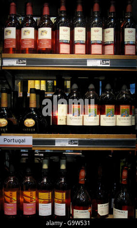 Roséwein zum Verkauf in einem Sainsbury's Supermarkt im Zentrum von London. Stockfoto