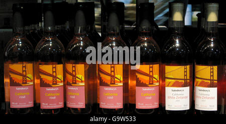 Roséwein-Verkäufe in rosa. Roséwein zum Verkauf in einem Sainsbury's Supermarkt im Zentrum von London. Stockfoto