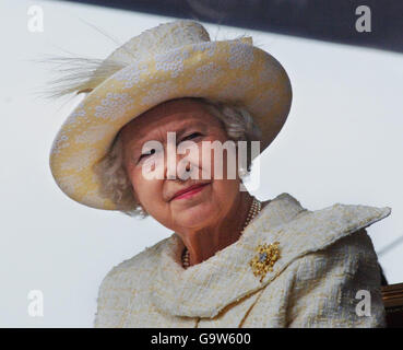 Die britische Königin Elizabeth II. Beobachtet das Verfahren während einer Zeremonie am Vimy-Denkmal in der Nähe von Lille in Nordfrankreich. Stockfoto