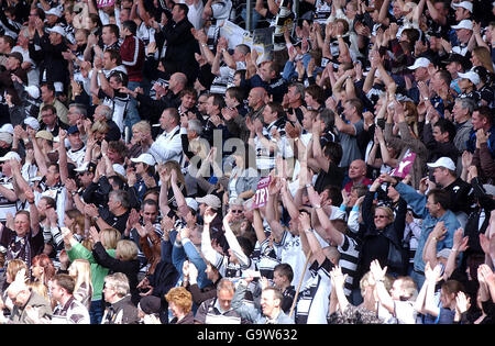 Hull FC-Fans feiern einen Versuch gegen Hull KR während des Engage Super League-Spiels im Kingston Communications Stadium, Hull. Stockfoto