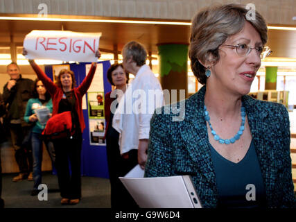 Gesundheitsministerin Patricia Hewitt sieht sich in der Wood Green Central Library in London mit Protestierenden konfrontiert, die für die Schließung lokaler Krankenhäuser werben, wo sie das Pilotprojekt Patient Choice startete. Stockfoto