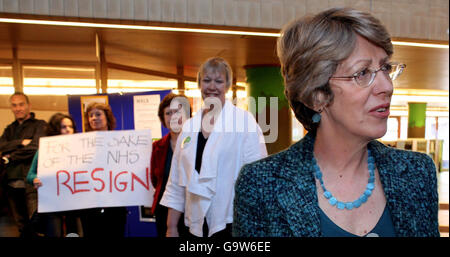 Die Gesundheitsministerin Patricia Hewitt (rechts) sieht sich in der Wood Green Central Library, London, mit Protestierenden konfrontiert, die für die Schließung lokaler Krankenhäuser werben, wo sie das Pilotprojekt Patient Choice startete. Stockfoto