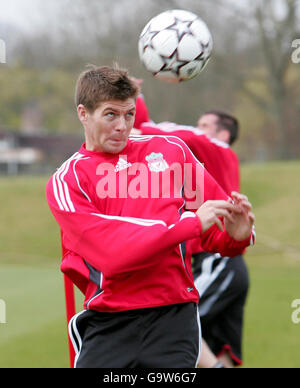 Steven Gerrard von Liverpool in Aktion während einer Trainingseinheit auf dem Melwood Trainingsgelände in Liverpool. Stockfoto