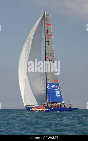 Der britische Olympiasieger Iain Percy am Steuer seines +39-Bootes beim Rennen um den America's Cup in Valencia, Spanien. DRÜCKEN SIE VERBANDSFOTO. Bilddatum: Mittwoch, 4. April 2007. 11 Teams werden den ganzen Sommer über kämpfen, um einen Herausforderer zu finden, der Ende Juni gegen die Schweizer Verteidiger Alinghi antreten wird. Die britischen Olympiateilnehmer Ben Ainslie und Iain Percy sind Steueryachten für das Emirates Team New Zealand und ein italienisches Konsortium +39. Der America's Cup ist die älteste organisierte Sportveranstaltung der Welt, die 1851 in Cowes, Isle of Wight, eröffnet wurde. Mitglieder der neuen Briten Stockfoto