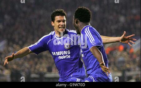 Fußball - UEFA Champions League - Viertelfinale - zweite Etappe - Valencia gegen Chelsea - Mestalla-Stadion. Chelsea's Michael Essien feiert sein Tor mit Michael Ballack (links) Stockfoto