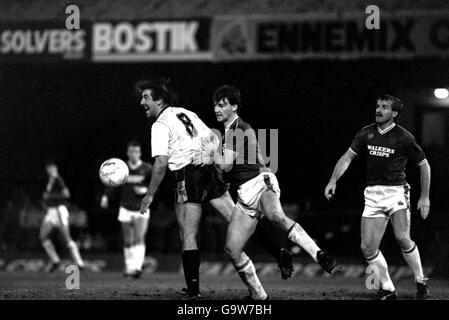 Fußball - Littlewoods Cup - Dritte Runde - Leicester City / Oxford United. Steve Walsh (c) und Robbie James (r) von Leicester City in Aktion Stockfoto