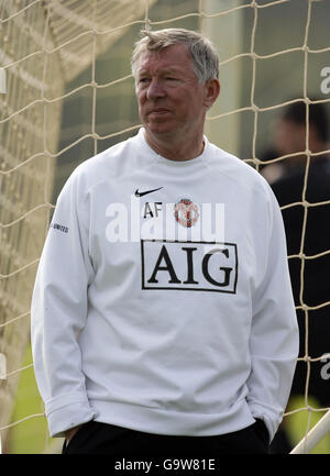 Alex Ferguson, Manager von Manchester United, während einer Trainingseinheit in Carrington, Manchester. Stockfoto