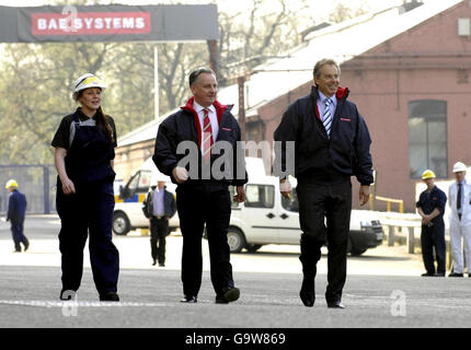 Premierminister Tony Blair und erster Minister Jack McConnell bei einem Besuch der Govan-Werft in Glasgow. Stockfoto