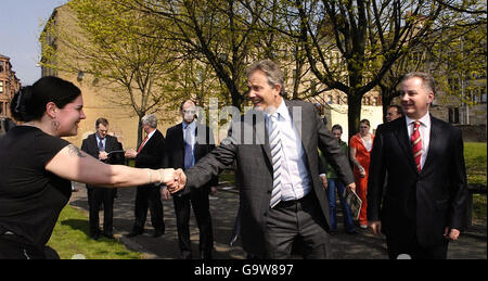 Premierminister Tony Blair und erster Minister Jack McConnell bei einem Wahlgang in der Golspie Street in Glasgow. Stockfoto