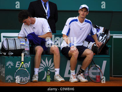 Tennis - ATP Masters Series - Monte Carlo - Andy Murray und Jamie Murray gegen Fyrstenberg und Matkowski. Der britische Andy Murray (rechts) wartet auf seine Rückenaufmerksamkeit, bevor er sich aus dem Doppel zurückzieht Stockfoto