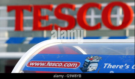 Tesco profitiert. Gesamtansicht eines Tesco Superstore in Woolton, Liverpool. Stockfoto