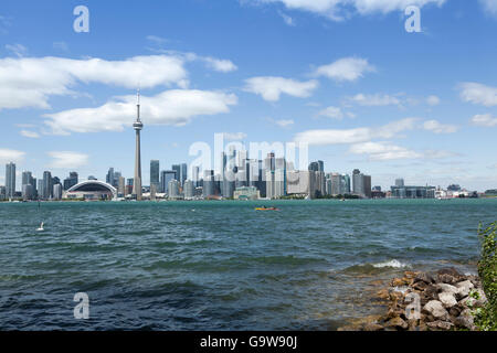 Die Skyline von Toronto mit dem CN tower in klare Sicht über See Ontario gesehen und Inselmitte entnommen. Stockfoto