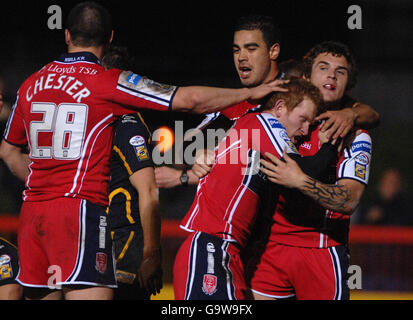 Rugby League - Engage Super League - Hull Kingston Rovers gegen Leeds Rhinos - Craven Park. Der Torschütze von Hull KR James Webster wird von Teamkollegen beim Engage Super Leage-Spiel im Craven Park, Hull, gratuliert. Stockfoto