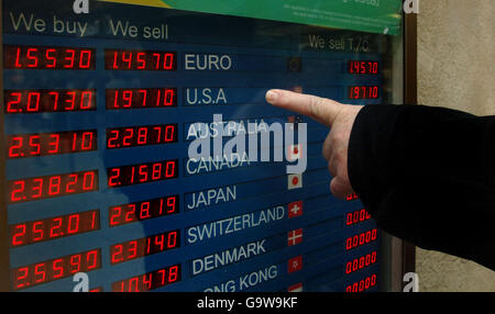 Ein Mann zeigt auf ein Wechselkurboard vor einem Bureau de Change in Victoria Station, London, und zeigt, dass das Pfund die zwei US-Dollar-Marke zum ersten Mal seit dem 1992. September heute erreicht hat. Stockfoto