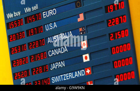 Blick auf ein Wechselkurboard vor einem Bureau de Change in Victoria Station, London, zeigt, dass das Pfund die zwei US-Dollar-Marke zum ersten Mal seit dem 1992. September heute erreicht hat. Stockfoto