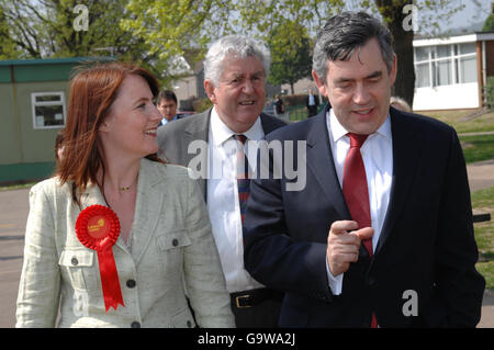 (Von links nach rechts) Sophie Howe, die örtliche Arbeitsanwärterin, Rhodri Morgan, der walisische Labour-Vorsitzende und der Kanzler Gordon Brown bei einem Besuch der Llanishen Fach Primary School in Cardiff. Stockfoto