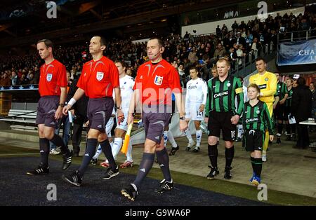 Spielbeamte führen die Teams vor dem Start des Spiels aus. Stockfoto