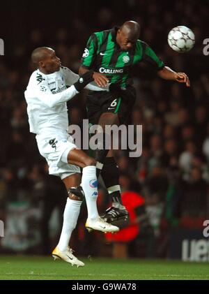 Fußball - UEFA Champions League - Gruppe F - FC Kopenhagen / Celtic - Parken Stadium. Atiba Hutchinson vom FC Kopenhagen (links) und Dianbobo Balde von Celtic kämpfen um den Ball. Stockfoto