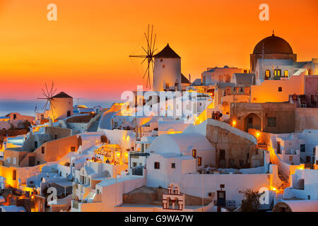 Oia bei Sonnenuntergang, Santorin Stockfoto