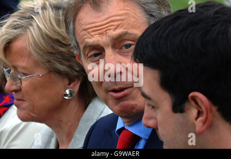 Der britische Premierminister Tony Blair mit Kabinettsminister Hilary Armstrong (links) und der 2. Bishop Auckland Scouts-Gruppe in Hardwick Hall, Co Durham. Stockfoto