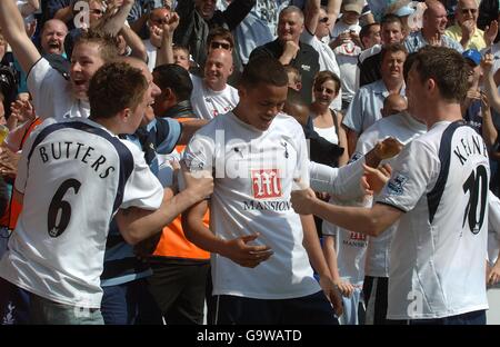 Jermaine Jenas von Tottenham Hotspur (Mitte) erreicht sein gleichmäßiges Tor. Stockfoto