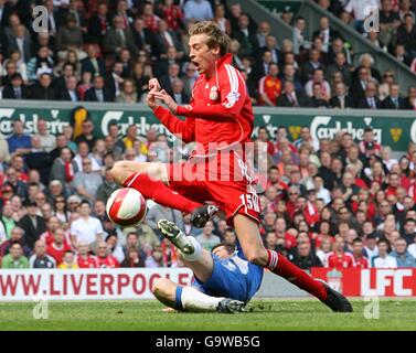 Leighton Baines von Wigan Athletic und Peter Crouch von Liverpool kämpfen um Der Ball Stockfoto