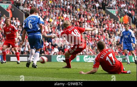 Liverpools Dirk Kuyt setzt sein zweites Tor der Übereinstimmung Stockfoto