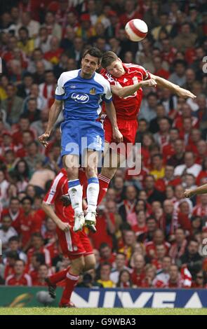 Paul Scharner (l) von Wigan Athletic und Steven Gerrard (r) von Liverpool Kampf um den Ball Stockfoto
