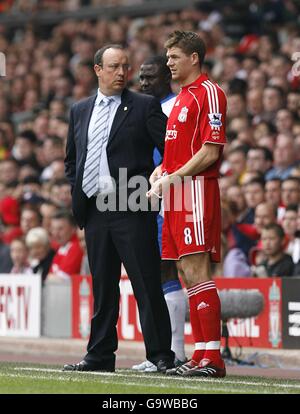 Fußball - FA Barclays Premiership - Liverpool / Wigan Athletic - Anfield. Liverpool-Kapitän Steven Gerrard (r) und Manager Rafael Benitez (l) an der Touchline. Stockfoto