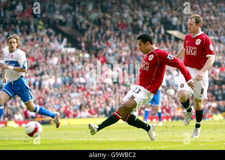 Fußball - FA Barclays Premiership - Manchester United / Middlesbrough - Old Trafford. Kieran Richardson von Manchester United erzielt das Eröffnungstreffer. Stockfoto