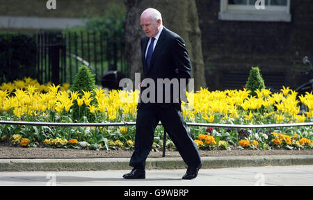 Der Innenminister John Reid kommt in der Downing Street 10 zur ersten Sitzung des neuen Ministerkomitees für Sicherheit und Terrorismus an. Stockfoto