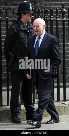 Der Innenminister John Reid kommt in der Downing Street 10 zur ersten Sitzung des neuen Ministerkomitees für Sicherheit und Terrorismus an. Stockfoto