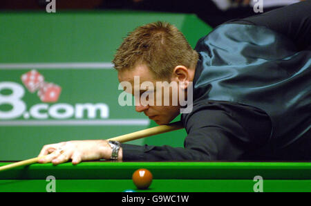 Der nordirische Joe Swail im Einsatz gegen den walisischen Mark Williams beim ersten Spiel der Snooker-Weltmeisterschaft im Crucible Theatre, Sheffield. Stockfoto