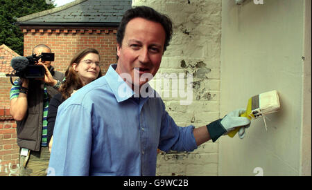 David Cameron malt in Diss, Norfolk, über eine mit Graffiti bedeckte Wand. Stockfoto