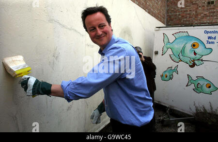 David Cameron malt in Diss, Norfolk, über eine mit Graffiti bedeckte Wand. Stockfoto